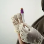 AMH Testi Nedir? Kadın Doğurganlığında Önemi ve Test Süreci AMH (Anti-Müllerian Hormonu) testi, kadınların yumurtalık rezervini değerlendirmek için kullanılan önemli bir kan testidir