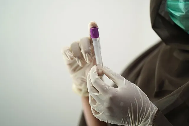 AMH Testi Nedir? Kadın Doğurganlığında Önemi ve Test Süreci AMH (Anti-Müllerian Hormonu) testi, kadınların yumurtalık rezervini değerlendirmek için kullanılan önemli bir kan testidir